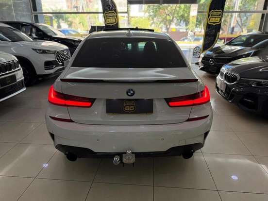 BMW-320i-2021