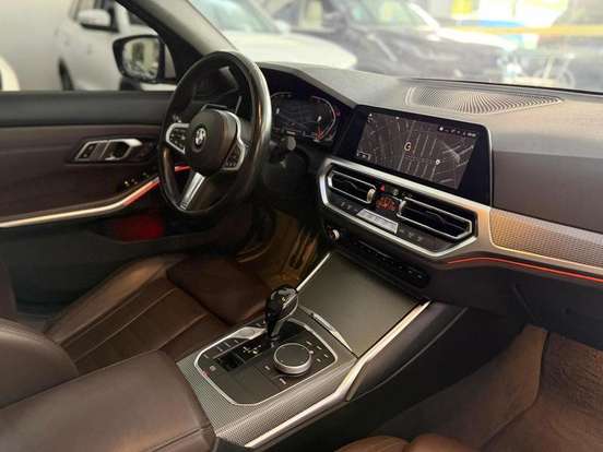 BMW-320i-2021