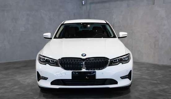 BMW-320i-2022
