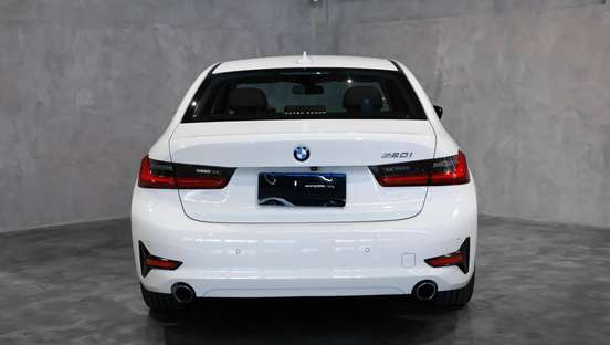 BMW-320i-2022