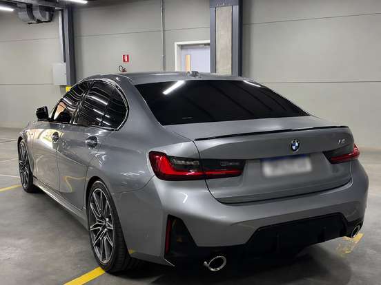 BMW-320i-2023