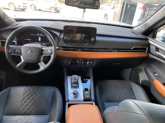 MITSUBISHI-OUTLANDER-2025