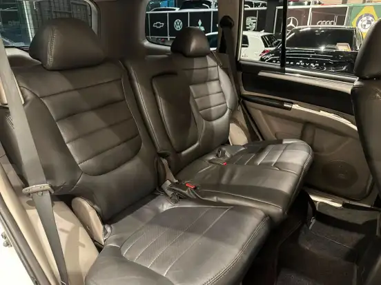 MITSUBISHI-PAJERO-2011