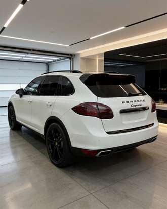 PORSCHE-CAYENNE-2011