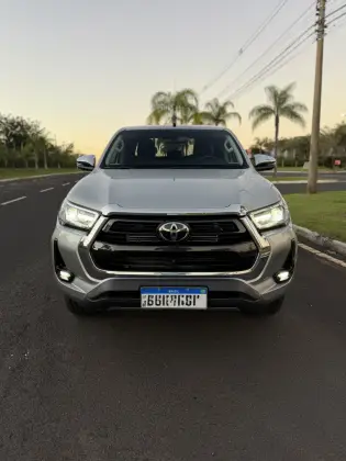 TOYOTA HILUX 2.8 D-4D TURBO DIESEL CD SRX 4X4 AUTOMÁTICO TOYOTA HILUX 2.8 D-4D TURBO DIESEL CD SRX 4X4 AUTOMÁTICO