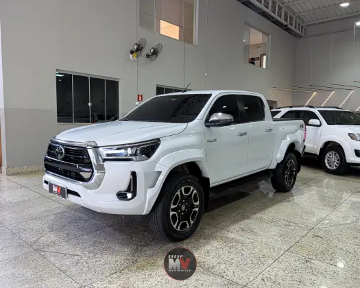 TOYOTA HILUX 2.8 D-4D TURBO DIESEL CD SRX PLUS 4X4 AUTOMÁTICO TOYOTA HILUX 2.8 D-4D TURBO DIESEL CD SRX PLUS 4X4 AUTOMÁTICO