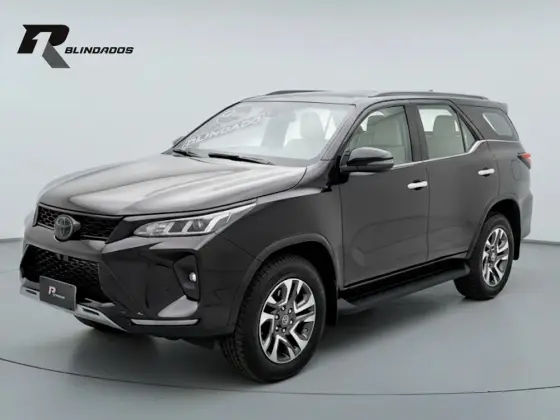 TOYOTA HILUX SW4 2.8 D-4D TURBO DIESEL DIAMOND 7L 4X4 AUTOMÁTICO TOYOTA HILUX SW4 2.8 D-4D TURBO DIESEL DIAMOND 7L 4X4 AUTOMÁTICO