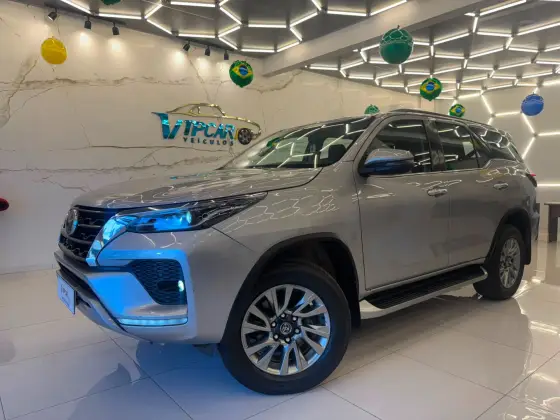 TOYOTA HILUX SW4 2.8 D-4D TURBO DIESEL SRX 7L 4X4 AUTOMÁTICO TOYOTA HILUX SW4 2.8 D-4D TURBO DIESEL SRX 7L 4X4 AUTOMÁTICO