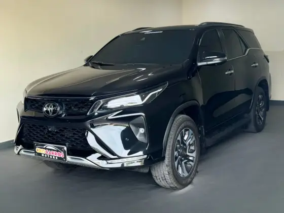 TOYOTA HILUX SW4 2.8 D-4D TURBO DIESEL SRX PLATINUM 7L 4X4 AUTOMÁTICO TOYOTA HILUX SW4 2.8 D-4D TURBO DIESEL SRX PLATINUM 7L 4X4 AUTOMÁTICO