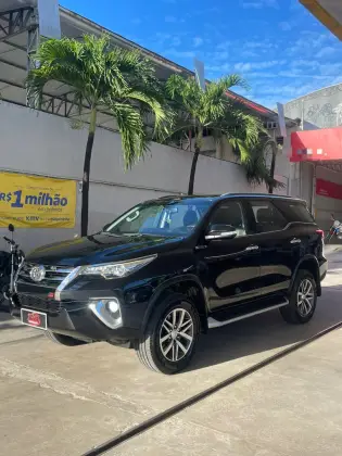 TOYOTA HILUX SW4 2.8 SRX 4X4 7 LUGARES 16V TURBO INTERCOOLER DIESEL 4P AUTOMÁTICO TOYOTA HILUX SW4 2.8 SRX 4X4 7 LUGARES 16V TURBO INTERCOOLER DIESEL 4P AUTOMÁTICO