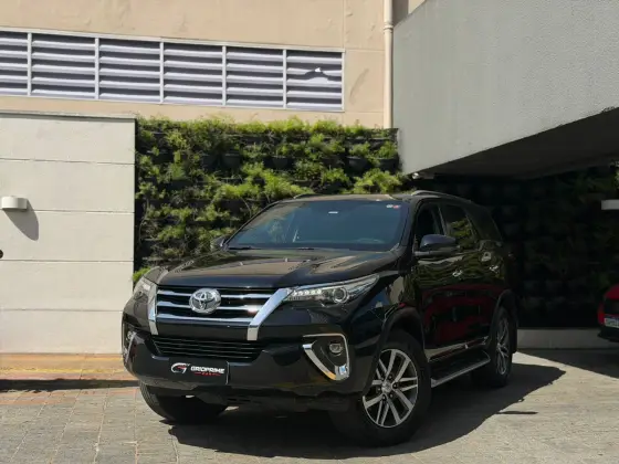 TOYOTA HILUX SW4 2.8 SRX 4X4 7 LUGARES 16V TURBO INTERCOOLER DIESEL 4P AUTOMÁTICO TOYOTA HILUX SW4 2.8 SRX 4X4 7 LUGARES 16V TURBO INTERCOOLER DIESEL 4P AUTOMÁTICO