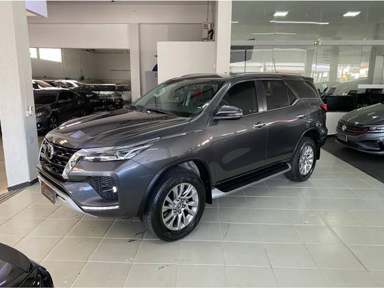 TOYOTA HILUX SW4 2.8 D-4D TURBO DIESEL SRX 7L 4X4 AUTOMÁTICO