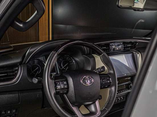 TOYOTA-HILUX SW4-2.8 D-4D TURBO DIESEL DIAMOND 7L 4X4 AUTOMÁTICO TOYOTA-HILUX SW4-2023