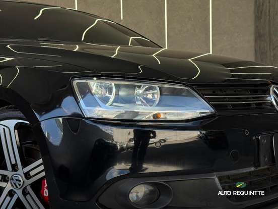 VOLKSWAGEN-JETTA-2011