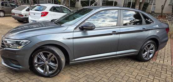 VOLKSWAGEN-JETTA-1.4 250 TSI TOTAL FLEX R-LINE TIPTRONIC VOLKSWAGEN-JETTA-2019