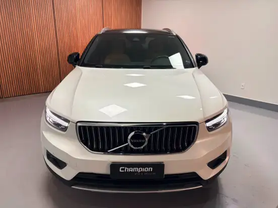 VOLVO-XC40-2021