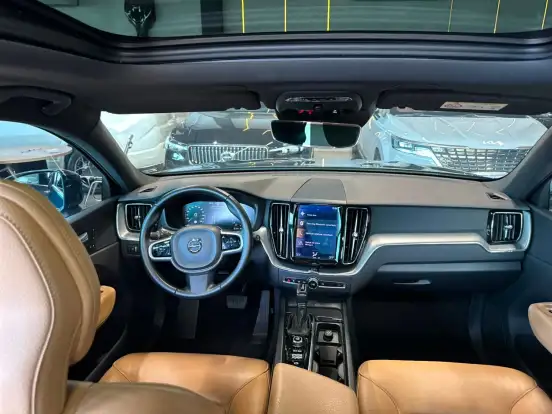 VOLVO-XC60-2.0 T5 GASOLINA MOMENTUM AWD GEARTRONIC VOLVO-XC60-2018