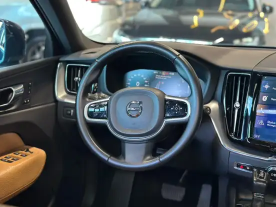 VOLVO-XC60-2.0 T5 GASOLINA MOMENTUM AWD GEARTRONIC VOLVO-XC60-2018