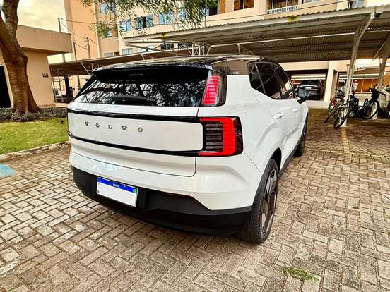 VOLVO-EX30-2024