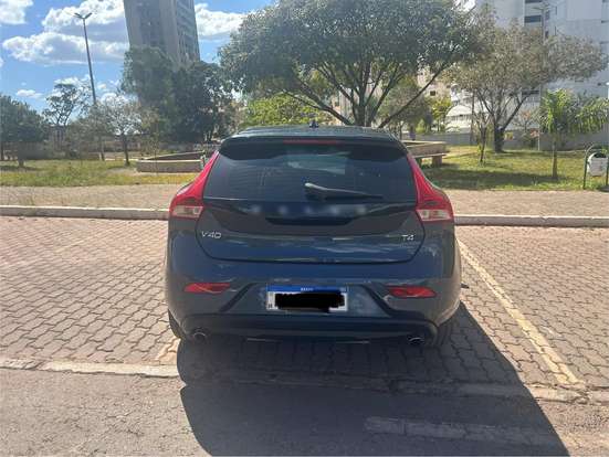VOLVO-V40-2018