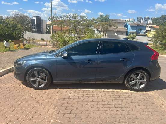 VOLVO-V40-2018