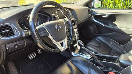 VOLVO-V40-2015
