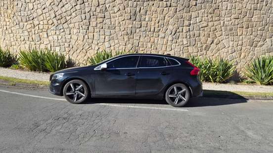 VOLVO-V40-2.0 T5 R DESIGN TURBO GASOLINA 4P AUTOMÁTICO VOLVO-V40-2015