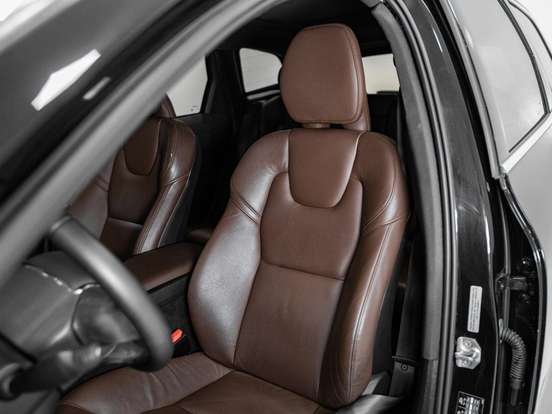 VOLVO-XC60-2020