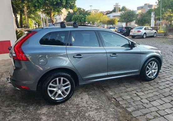 VOLVO-XC60-2017