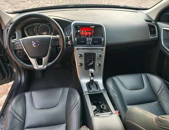 VOLVO-XC60-2017