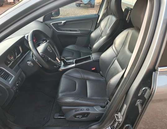 VOLVO-XC60-2017