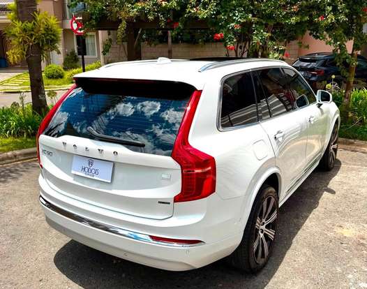 VOLVO-XC90-2022