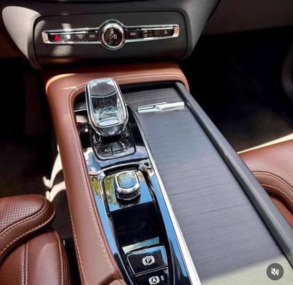 VOLVO-XC90-2022
