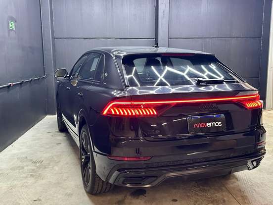 AUDI-Q8-2021