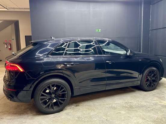 AUDI-Q8-2021