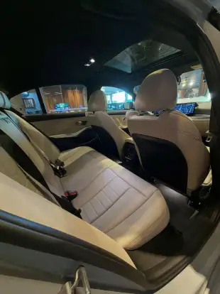 BMW-320i-2023