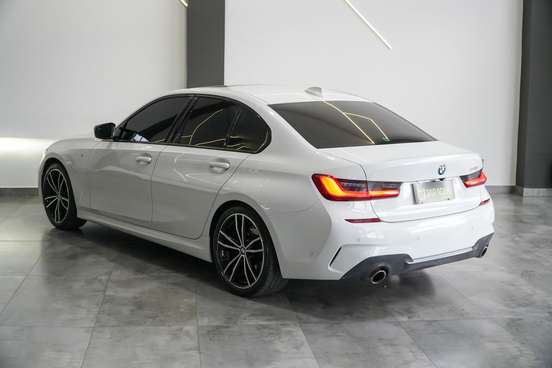 BMW-320i-2021