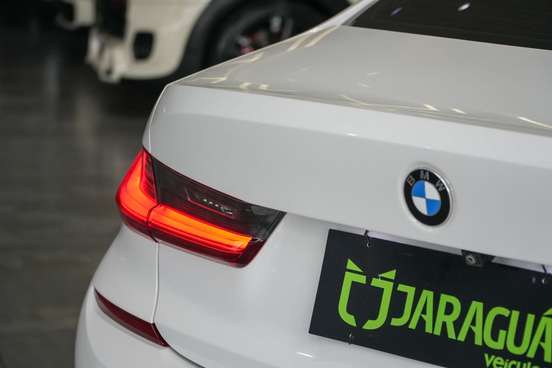 BMW-320i-2021