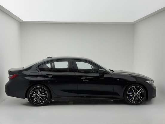 BMW-320i-2023