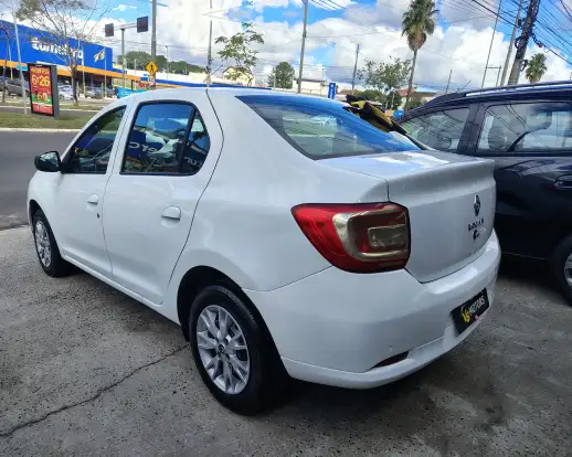 RENAULT-LOGAN-2023