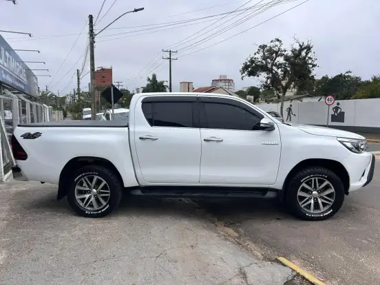 TOYOTA-HILUX-2016