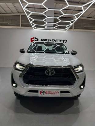 TOYOTA-HILUX-2.8 D-4D TURBO DIESEL CD SRX 4X4 AUTOMÁTICO TOYOTA-HILUX-2025