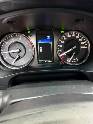 TOYOTA-HILUX-2.8 D-4D TURBO DIESEL CD SRX 4X4 AUTOMÁTICO TOYOTA-HILUX-2025