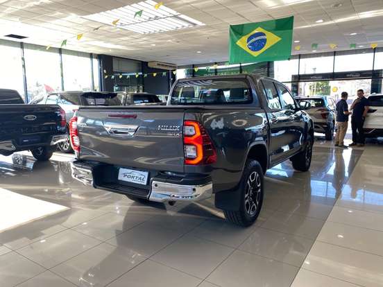 TOYOTA-HILUX-2.8 D-4D TURBO DIESEL CD SRX LIMITED 4X4 AUTOMÁTICO TOYOTA-HILUX-2022