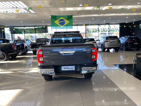 TOYOTA-HILUX-2022