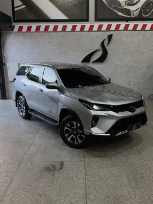 TOYOTA HILUX SW4 2.8 D-4D TURBO DIESEL SRX PLATINUM 7L 4X4 AUTOMÁTICO TOYOTA HILUX SW4 2.8 D-4D TURBO DIESEL SRX PLATINUM 7L 4X4 AUTOMÁTICO