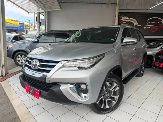 TOYOTA HILUX SW4 2.8 SRX 4X4 7 LUGARES 16V TURBO INTERCOOLER DIESEL 4P AUTOMÁTICO TOYOTA HILUX SW4 2.8 SRX 4X4 7 LUGARES 16V TURBO INTERCOOLER DIESEL 4P AUTOMÁTICO