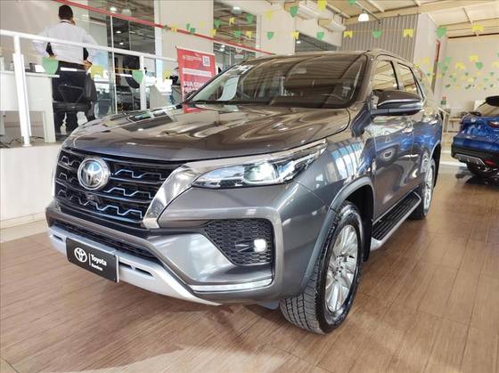 TOYOTA HILUX SW4 2.8 D-4D TURBO DIESEL SRX 7L 4X4 AUTOMÁTICO