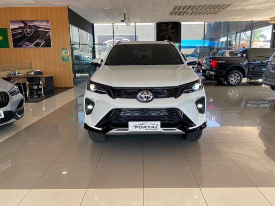 TOYOTA-HILUX SW4-2025