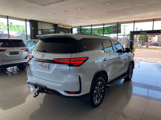 TOYOTA-HILUX SW4-2025